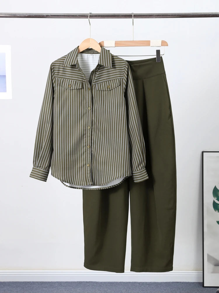 Ensemble chemise rayée et pantalon
